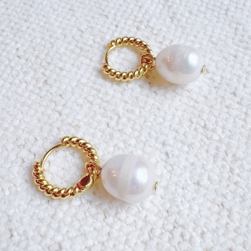 Boucles Huggie Perle Naturelle — Anneau Texturé
